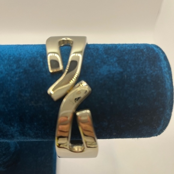 Bracelet Contemporary Style Big Bold hinged Clapper-style silver plated cuff - Picture 3 of 9